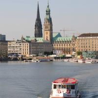 1100_4159 Alsterdampfer in Fahrt - Türme vom Rathaus und Nikolaikirche. | Alsterschiffe - Fahrgastschiffe auf der Alster und den Hamburger Kanälen.